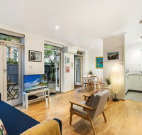 Cosy Modern Apartment With Leafy Courtyard - Whitsundays Accommodation
