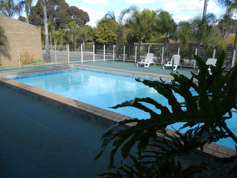 Cottonwood Motor Inn - Whitsundays Accommodation 0