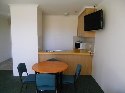 Cottonwood Motor Inn - Whitsundays Accommodation 2