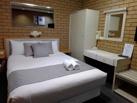 Country Home Motor Inn - Whitsundays Accommodation 0
