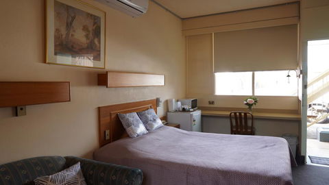 Country Motor Inn - Whitsundays Accommodation 1