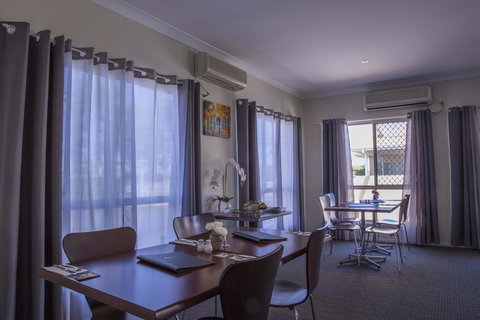 Country Roads Motor Inn - Whitsundays Accommodation 2