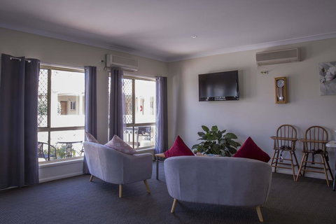 Country Roads Motor Inn - Whitsundays Accommodation 3