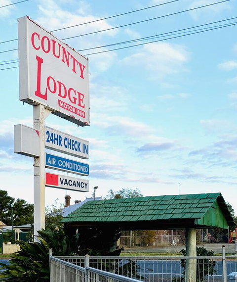 County Lodge Motor Inn - Whitsundays Accommodation 3