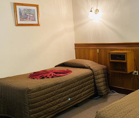 County Lodge Motor Inn - Whitsundays Accommodation 0