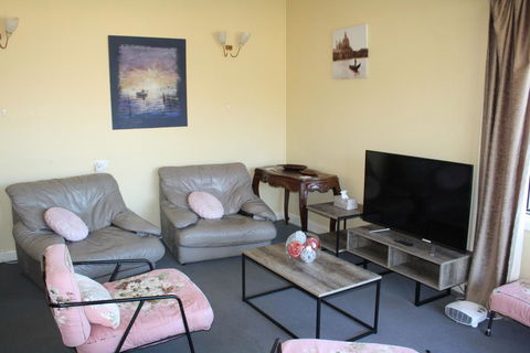 Cozy Beach Weekender - Whitsundays Accommodation 2
