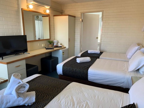 Crest Motor Inn - Whitsundays Accommodation 3