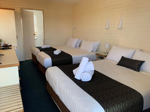 Crest Motor Inn - Whitsundays Accommodation 2