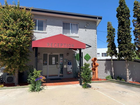 Crest Motor Inn - Whitsundays Accommodation 0