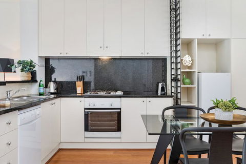 Deluxe Unit With Pool, Parking And Gym Near Beaches - Whitsundays Accommodation 2