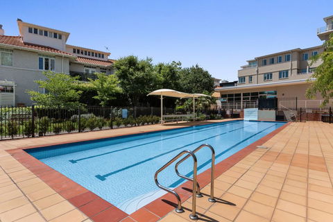 Deluxe Unit With Pool, Parking And Gym Near Beaches - Whitsundays Accommodation 3