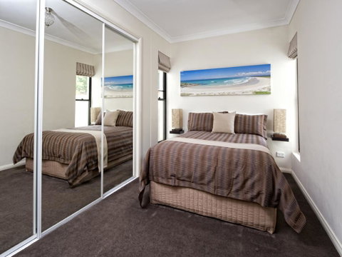 Dolphin Shores - Whitsundays Accommodation 1