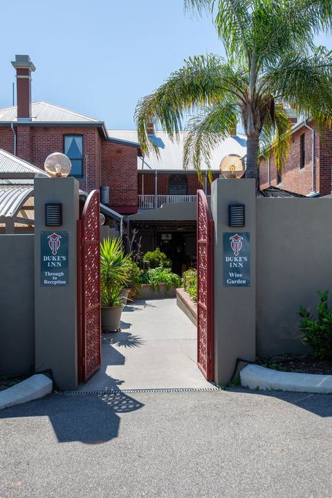 Duke's Inn - Whitsundays Accommodation 3