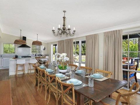 Duncraig House - Open Fireplace, Spa, Pet Friendly - Whitsundays Accommodation 2