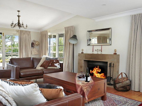 Duncraig House - Open Fireplace, Spa, Pet Friendly - Whitsundays Accommodation 1