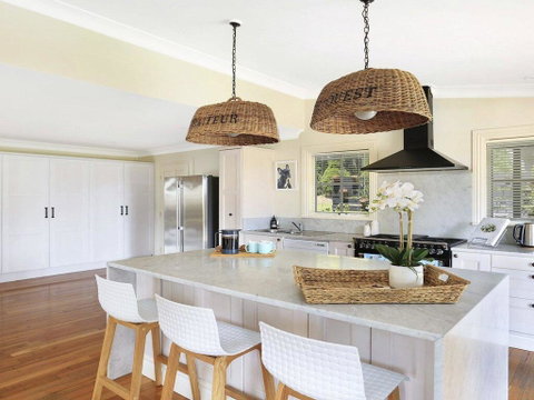 Duncraig House - Open Fireplace, Spa, Pet Friendly - Whitsundays Accommodation 3