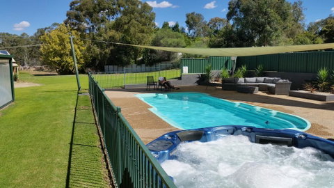 Early Settlers Motel Tocumwal - Whitsundays Accommodation 0