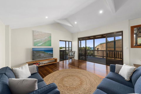 Emerald Seas Beach House - Whitsundays Accommodation 0