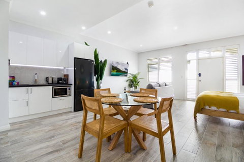 Enjoy Bayside Life At Stylish Studio Close To City - Whitsundays Accommodation 2