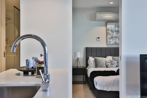 EQ TOWER Melbourne CBD APT - Whitsundays Accommodation 1