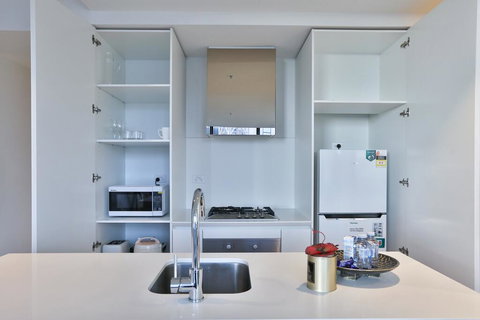 EQ TOWER Melbourne CBD APT - Whitsundays Accommodation 2