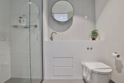 EQ TOWER Melbourne CBD APT - Whitsundays Accommodation 3