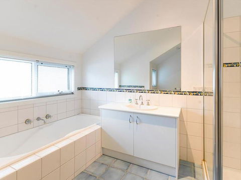 EVERGREEN BEACH HOUSE - Whitsundays Accommodation 2