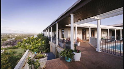 Fairway Manor Accomodation - Whitsundays Accommodation 0