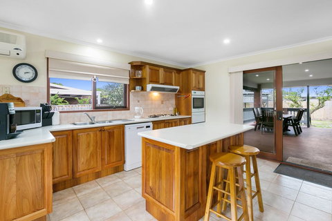 Family Getaway - Walk To Bay Beach - Whitsundays Accommodation 1