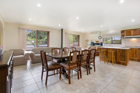 Family Getaway - Walk To Bay Beach - Whitsundays Accommodation 2