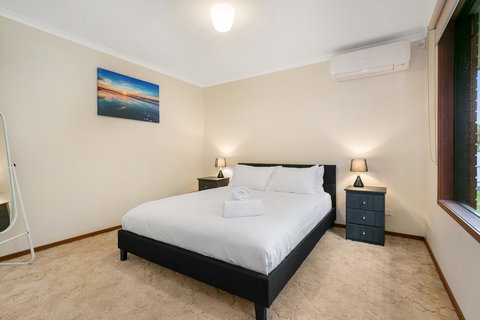 Family Getaway - Walk To Bay Beach - Whitsundays Accommodation 3