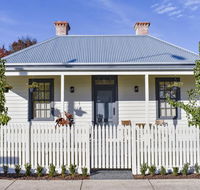 Farmers Arms Heritage Cottage - Whitsundays Accommodation