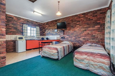 Fernvale Hotel Motel - Whitsundays Accommodation 3
