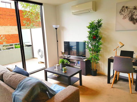 FITZROY FANTASTIC 1BR APT With FREE WINE, NETFLIX, WIFI, Close To TRAMS, COLES - Whitsundays Accommodation 0