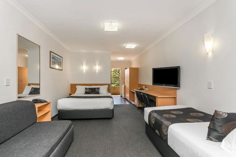 Flag Motor Lodge - Whitsundays Accommodation 3