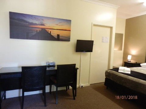 Flying Spur Motel - Whitsundays Accommodation 2