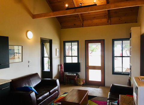 French Island Cottage - Whitsundays Accommodation 3