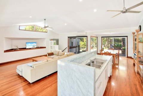 Gecko's Rest - Rainbow Shores, Executive Beach House, Pet Friendly, Pool, Wi-fi - Whitsundays Accommodation 3