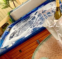 Glenway House Spa Oasis Rockingham - Whitsundays Accommodation