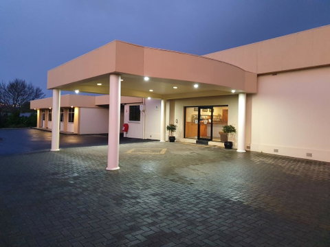 Golden Chain Tower Motor Inn - Whitsundays Accommodation 2
