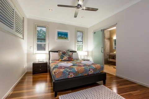 GRAND LUXURY MANSION WITH POOL, 2 BUGGIES AND FABULOUS OCEAN VIEWS - Whitsundays Accommodation 1
