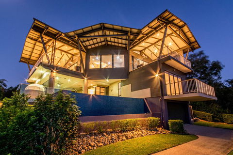 GRAND LUXURY MANSION WITH POOL, 2 BUGGIES AND FABULOUS OCEAN VIEWS - Whitsundays Accommodation 0