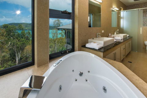 GRAND LUXURY MANSION WITH POOL, 2 BUGGIES AND FABULOUS OCEAN VIEWS - Whitsundays Accommodation 2