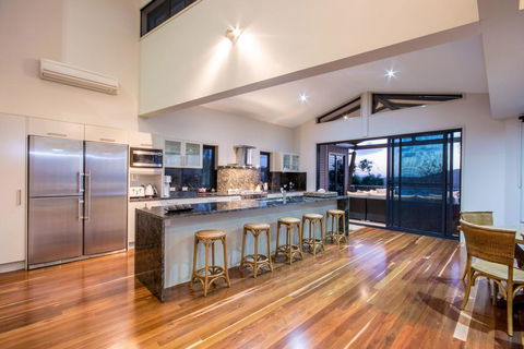 GRAND LUXURY MANSION WITH POOL, 2 BUGGIES AND FABULOUS OCEAN VIEWS - Whitsundays Accommodation 3