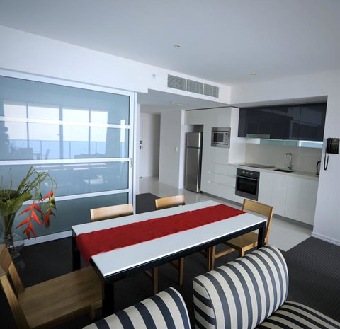 H Luxury Apartment At Surfers Paradise - Whitsundays Accommodation 2