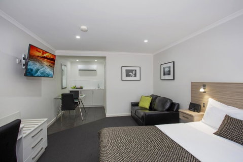Hamilton Lonsdale Motel - Whitsundays Accommodation 0