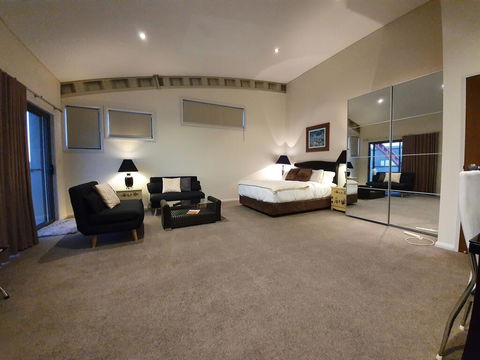 Hangar House Mudgee - Whitsundays Accommodation 1