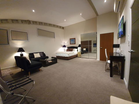 Hangar House Mudgee - Whitsundays Accommodation 2