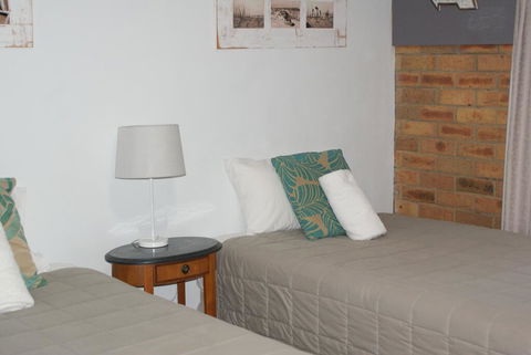 Hawks Nest Motel - Whitsundays Accommodation 1