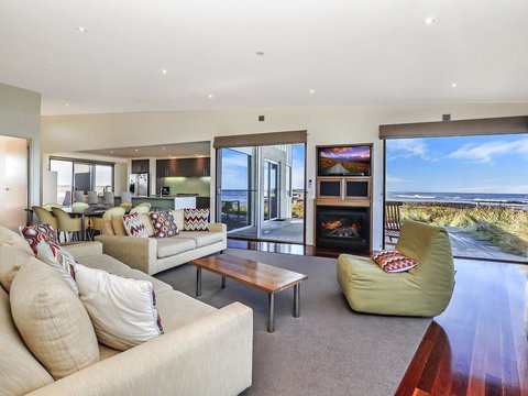 HEARN'S BEACHSIDE VILLA 9 - Whitsundays Accommodation 2